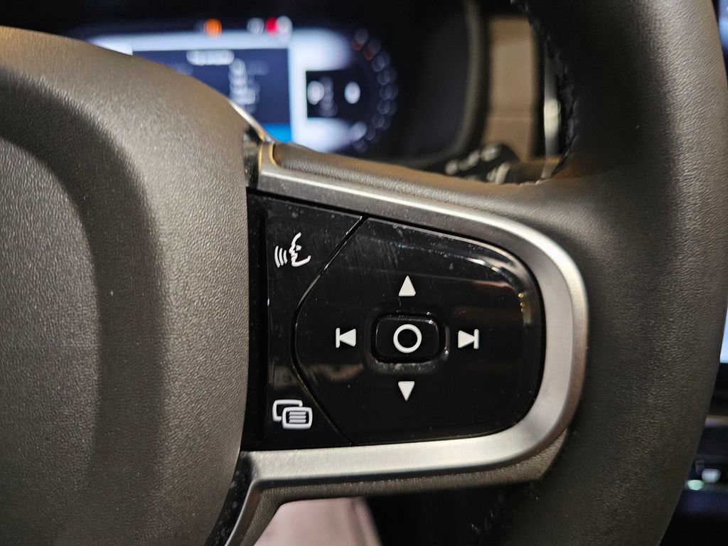 Certified 2025 Volvo XC90 B5 Plus AWD/4WD image 21