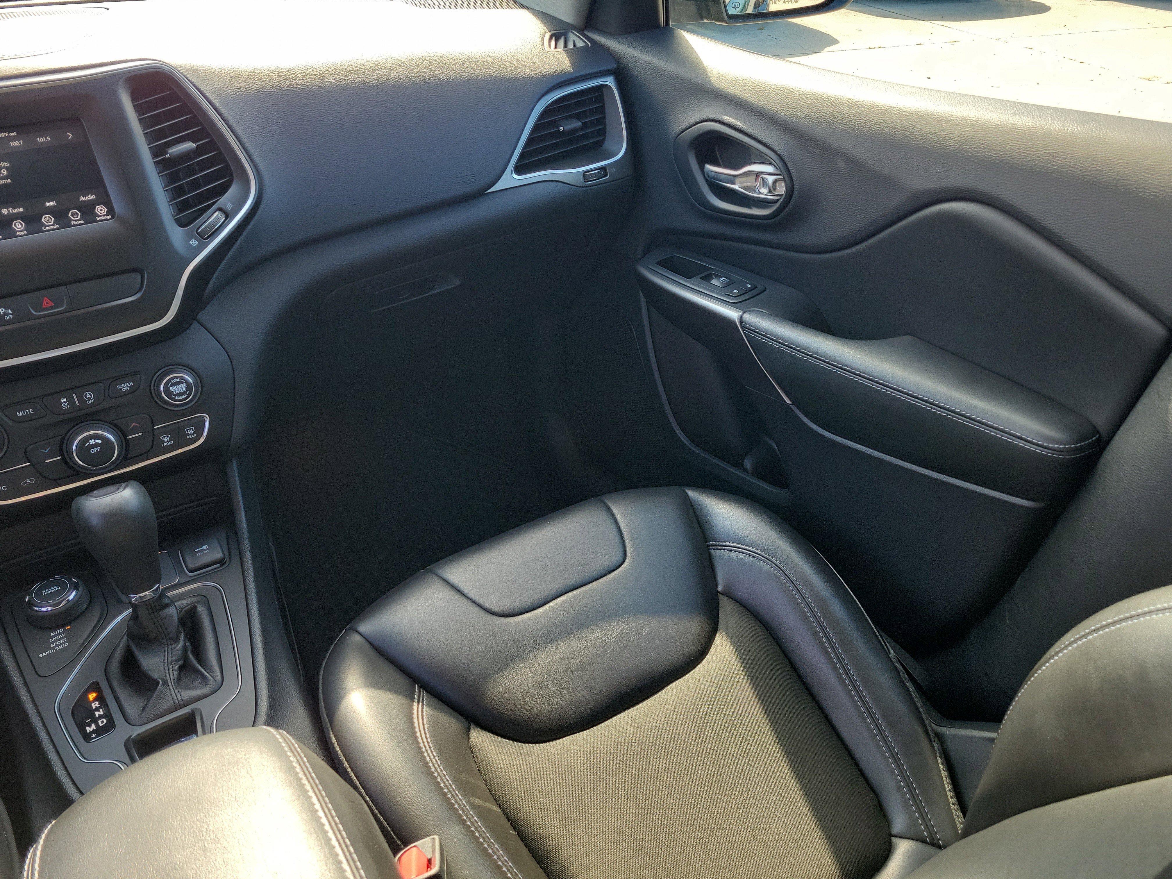 Used 2019 Jeep Cherokee Latitude Plus w/ Cold Weather Group AWD/4WD image 18