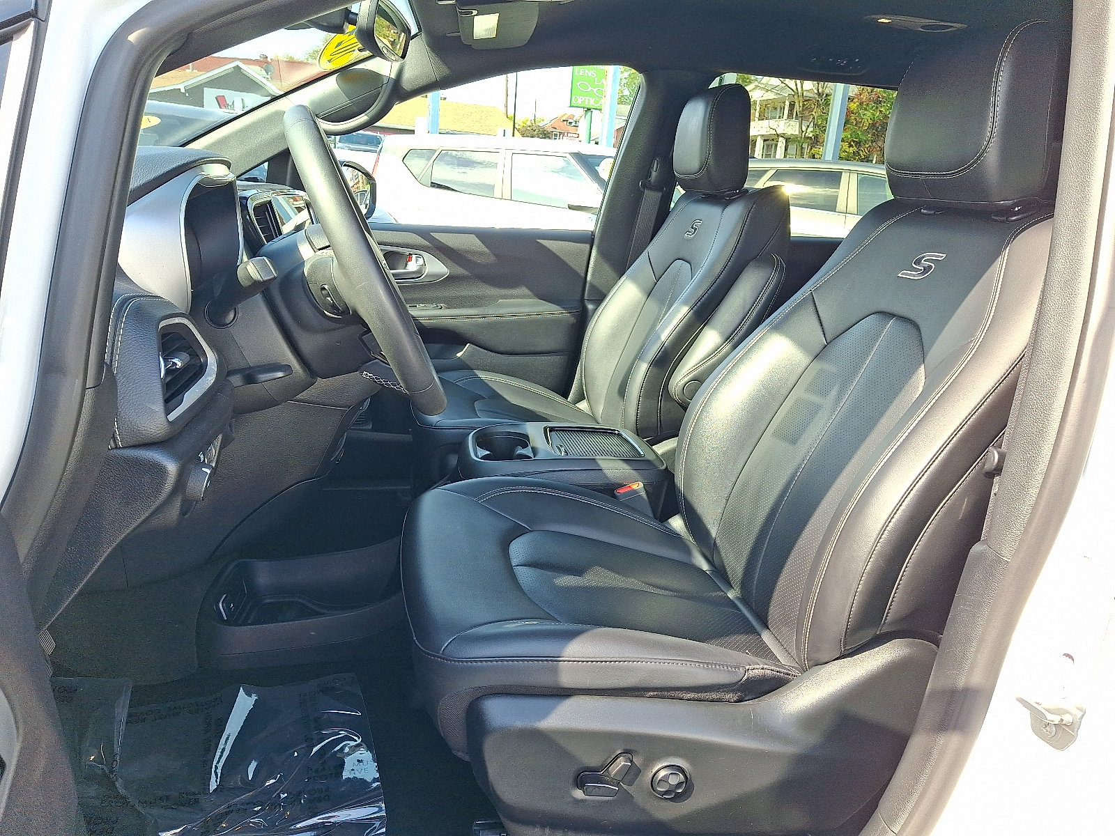 Used 2024 Chrysler Pacifica Limited FWD image 15