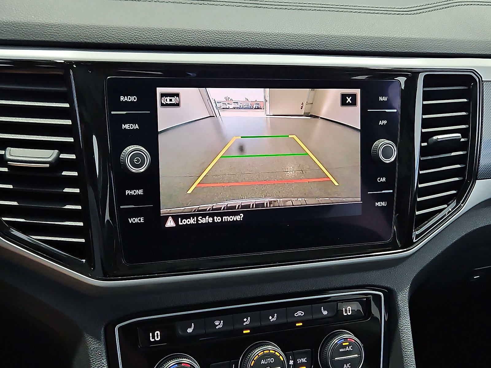 Certified 2022 Volkswagen Atlas SEL R-Line AWD/4WD image 18