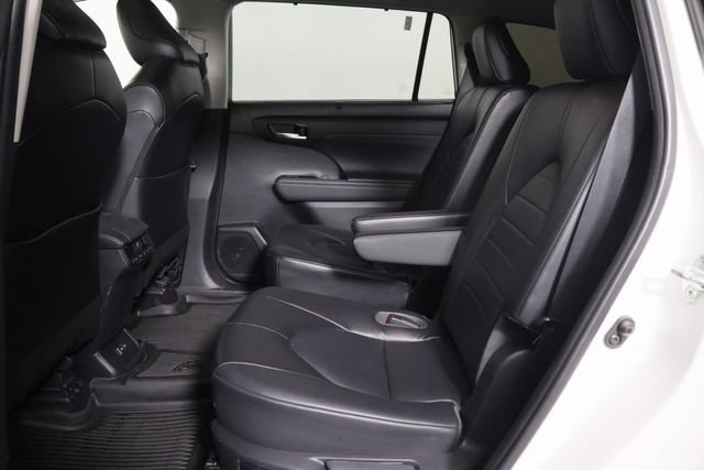 Used 2022 Toyota Highlander XLE FWD image 16