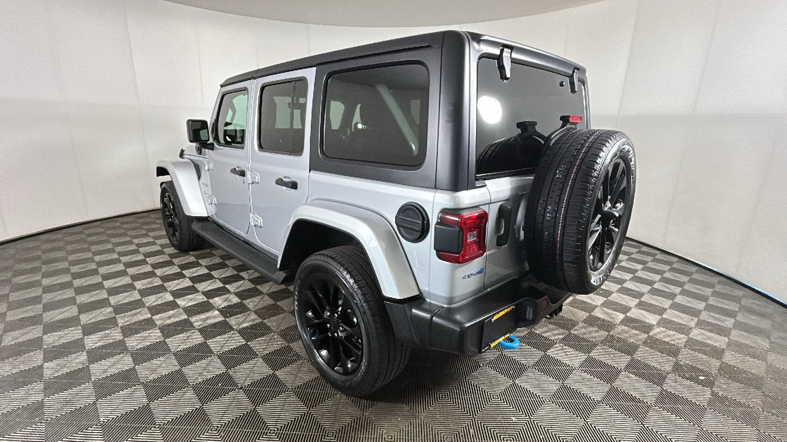 Used 2023 Jeep Wrangler Unlimited Sahara w/ Cold Weather Group AWD/4WD image 5