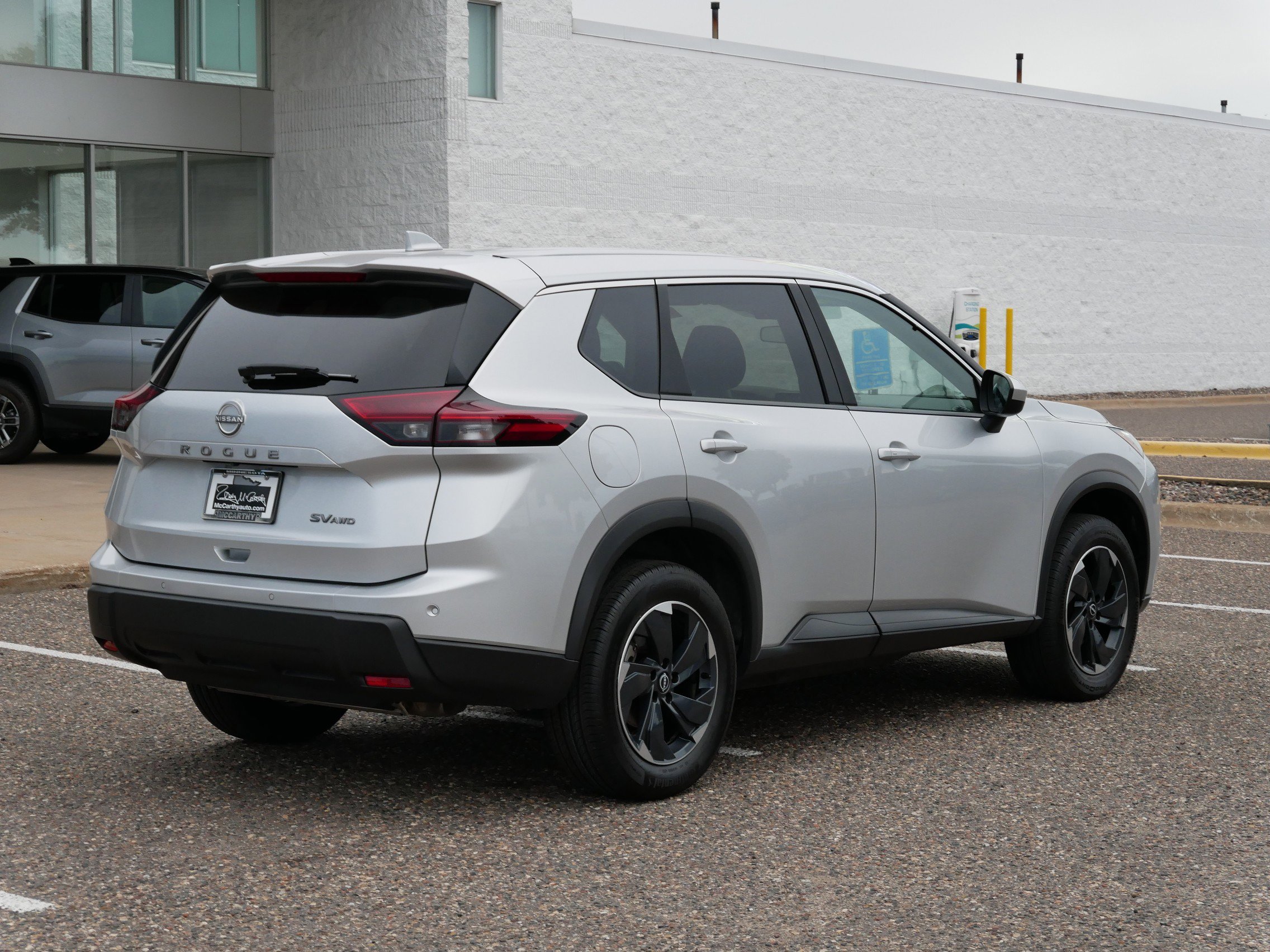 Used 2024 Nissan Rogue SV image 3
