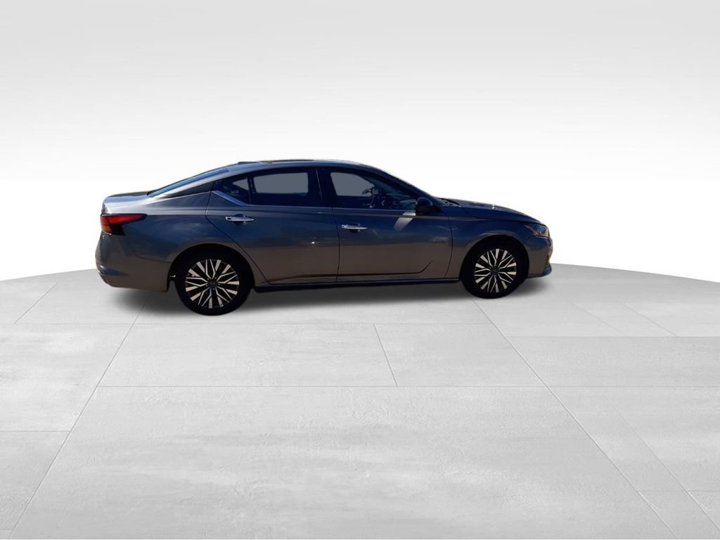 Used 2024 Nissan Altima 2.5 SV image 11
