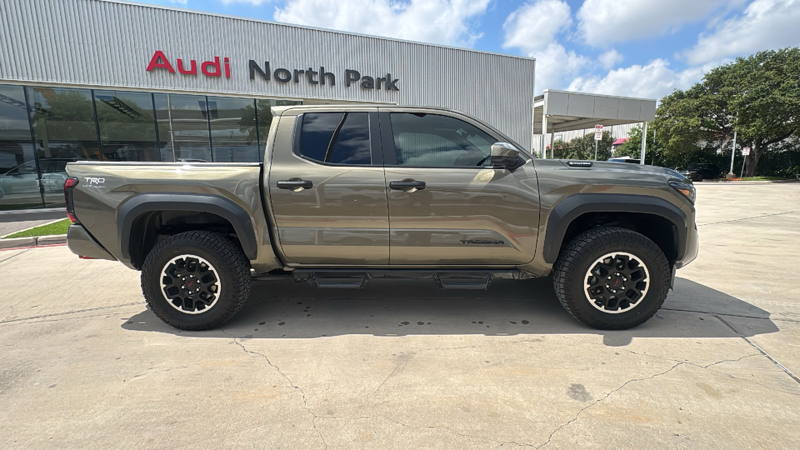 Used 2025 Toyota Tacoma TRD Off-Road AWD/4WD image 8