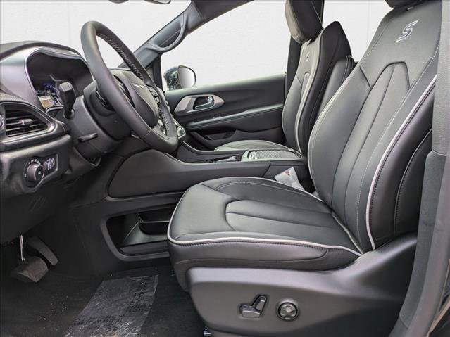 New 2026 Chrysler Pacifica Limited image 4