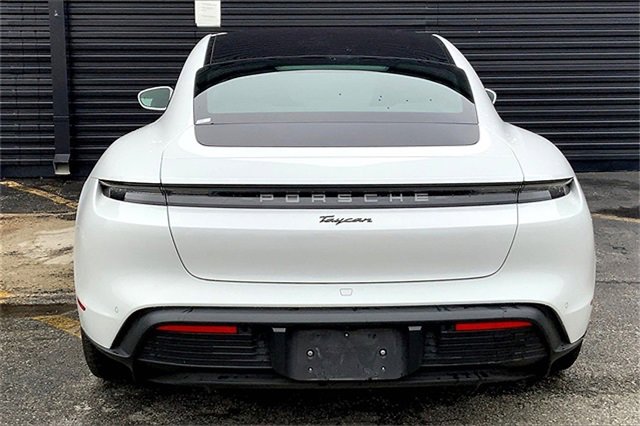 Used 2022 Porsche Taycan image 9