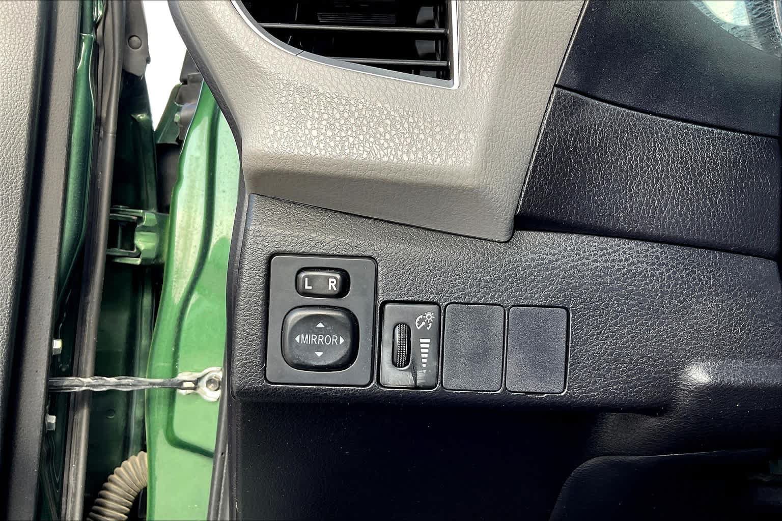 Used 2015 Toyota Corolla LE FWD image 33