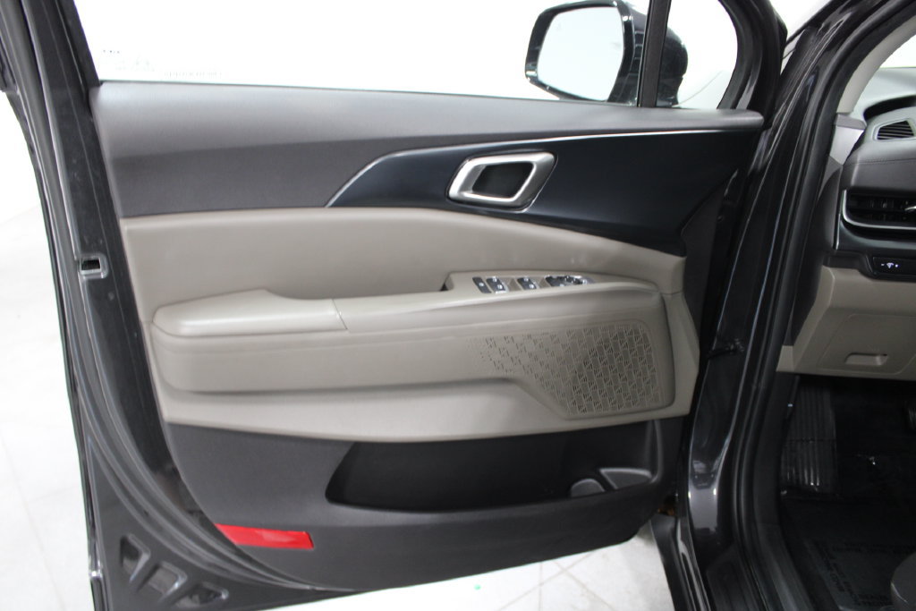 Used 2025 Kia Carnival FWD image 16