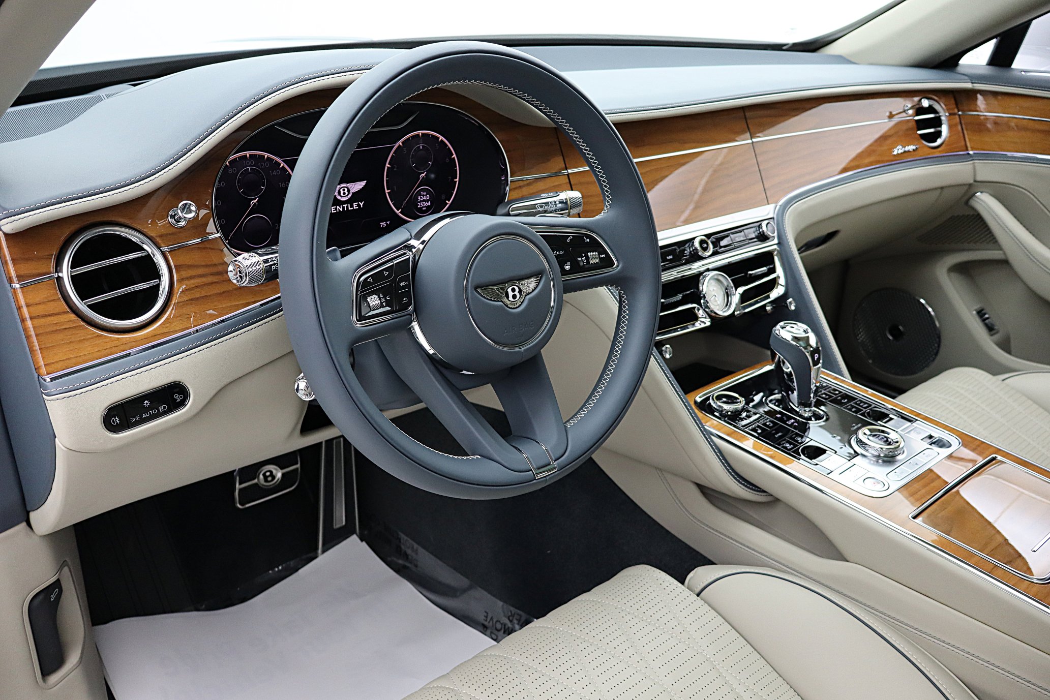 Used 2023 Bentley Flying Spur Azure image 27