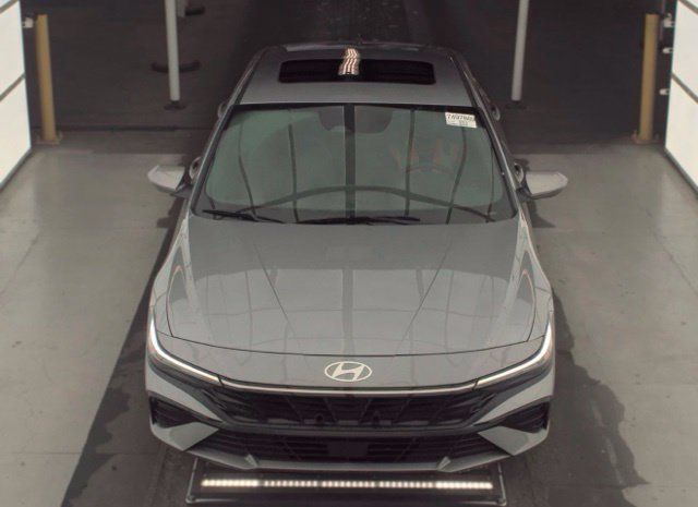 Used 2025 Hyundai Elantra Limited FWD image 2
