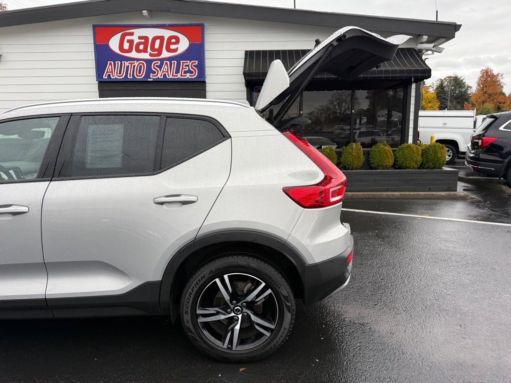 Used 2023 Volvo XC40 B5 Core image 7