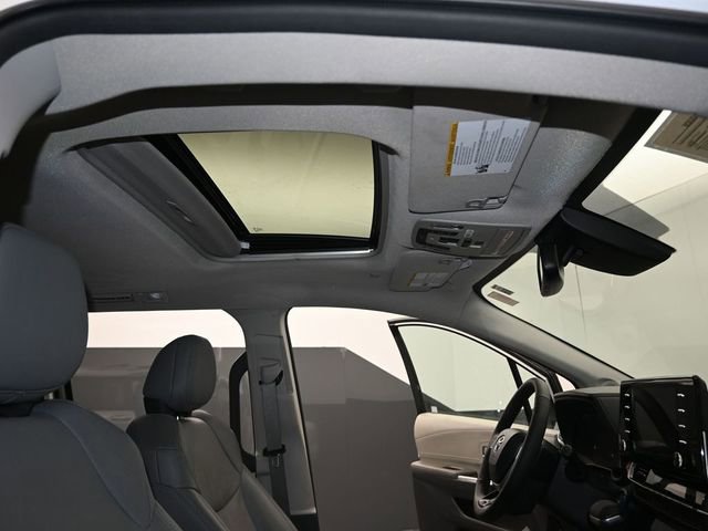 Used 2023 Toyota Sienna Limited image 32