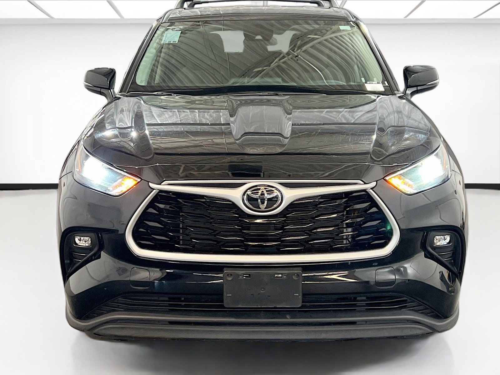 Used 2022 Toyota Highlander LE image 2