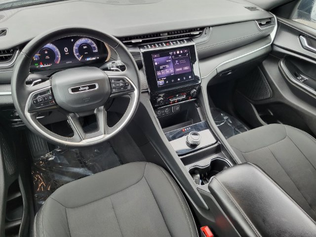 Used 2025 Jeep Grand Cherokee Laredo AWD/4WD image 23