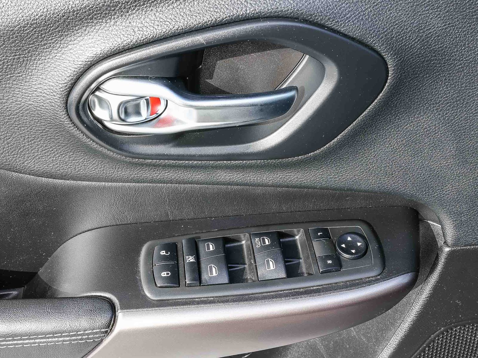 Used 2019 Jeep Cherokee Latitude w/ Popular Appearance Group image 21