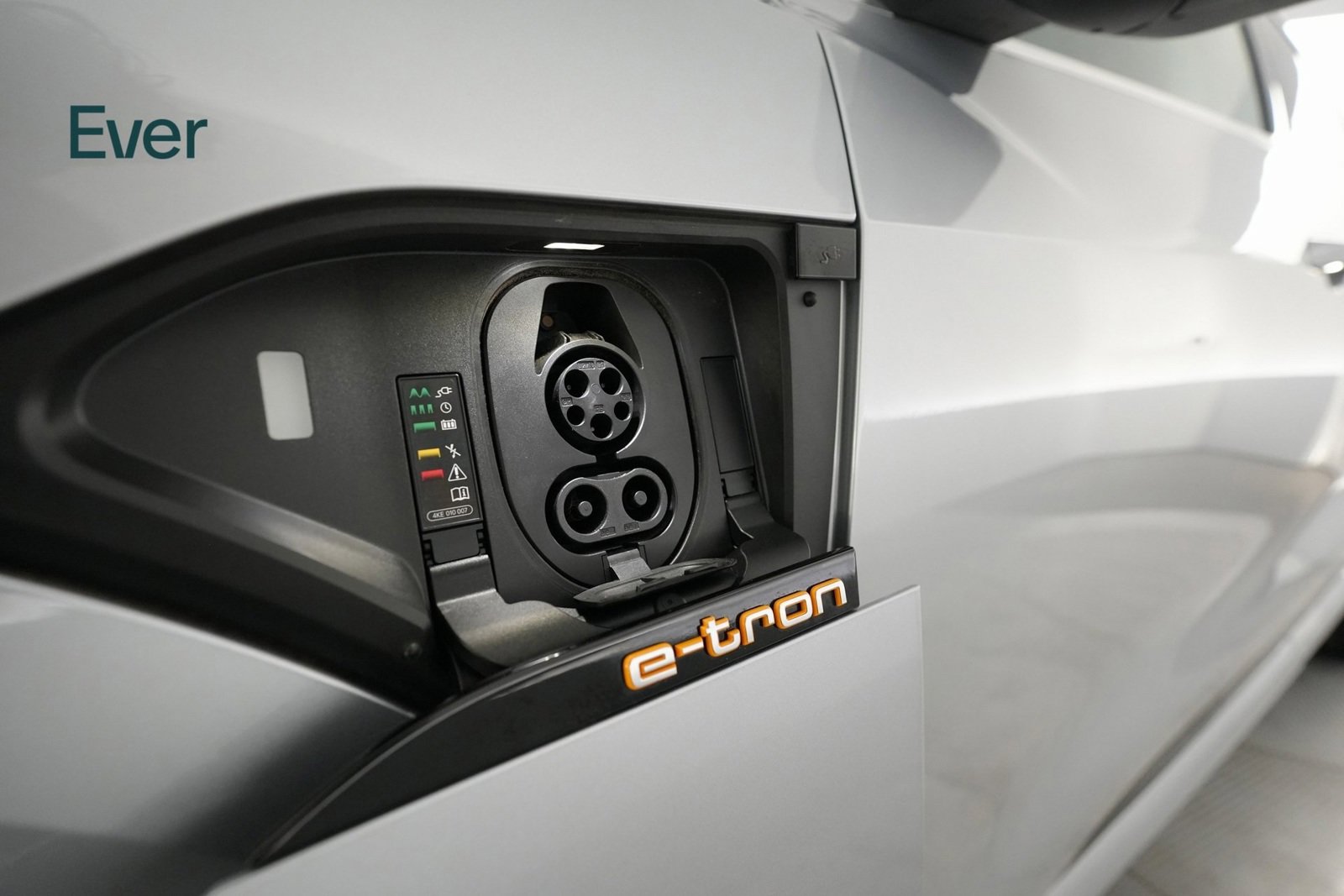 Used 2022 Audi e-tron Premium Plus image 28