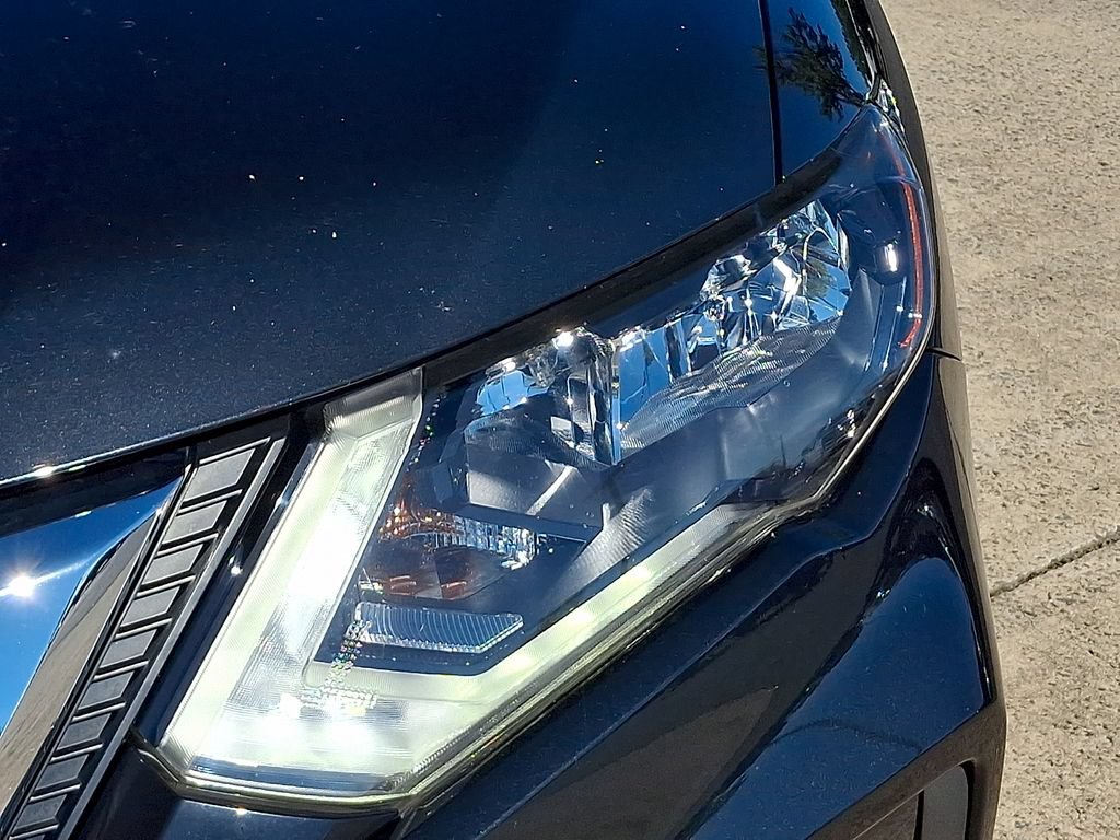 Used 2020 Nissan Rogue SV FWD image 9