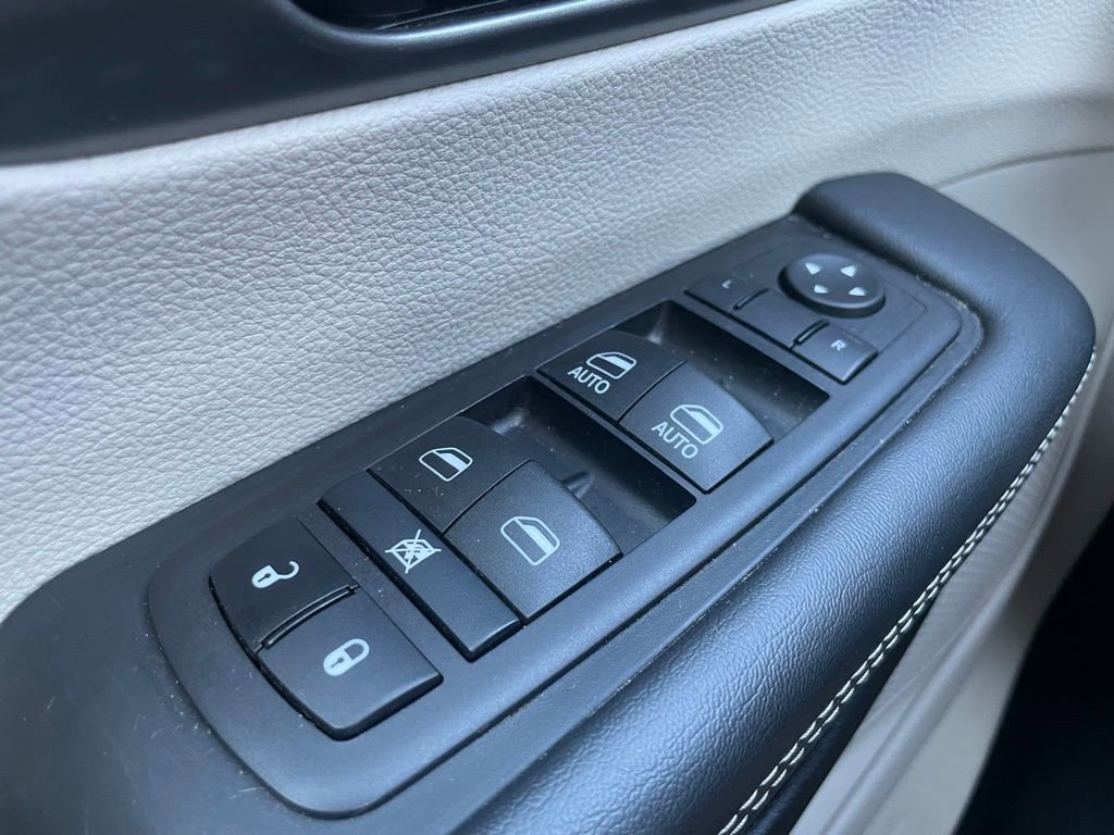 Used 2024 Chrysler Pacifica Touring-L image 24