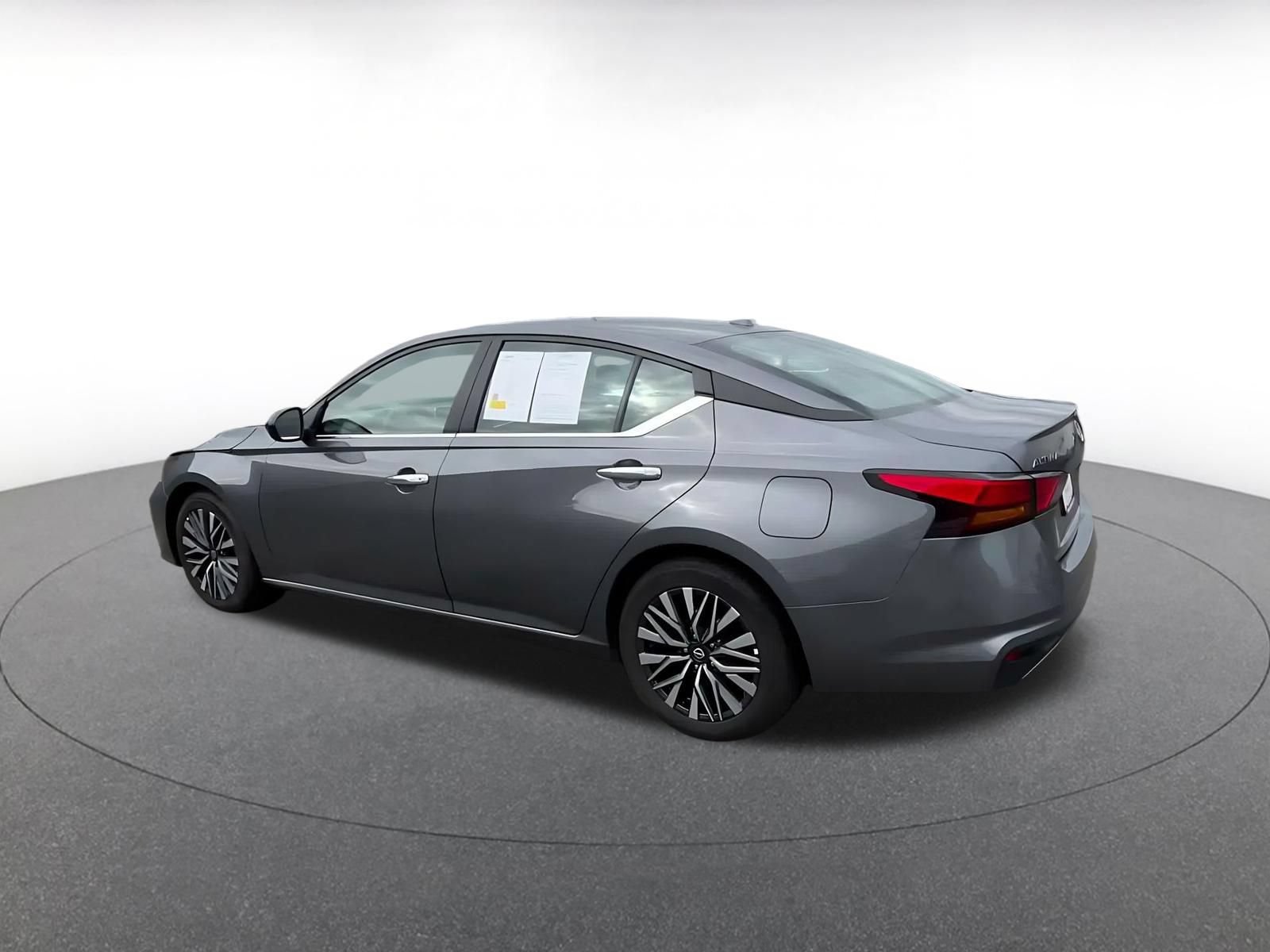 Used 2025 Nissan Altima 2.5 SV FWD image 9
