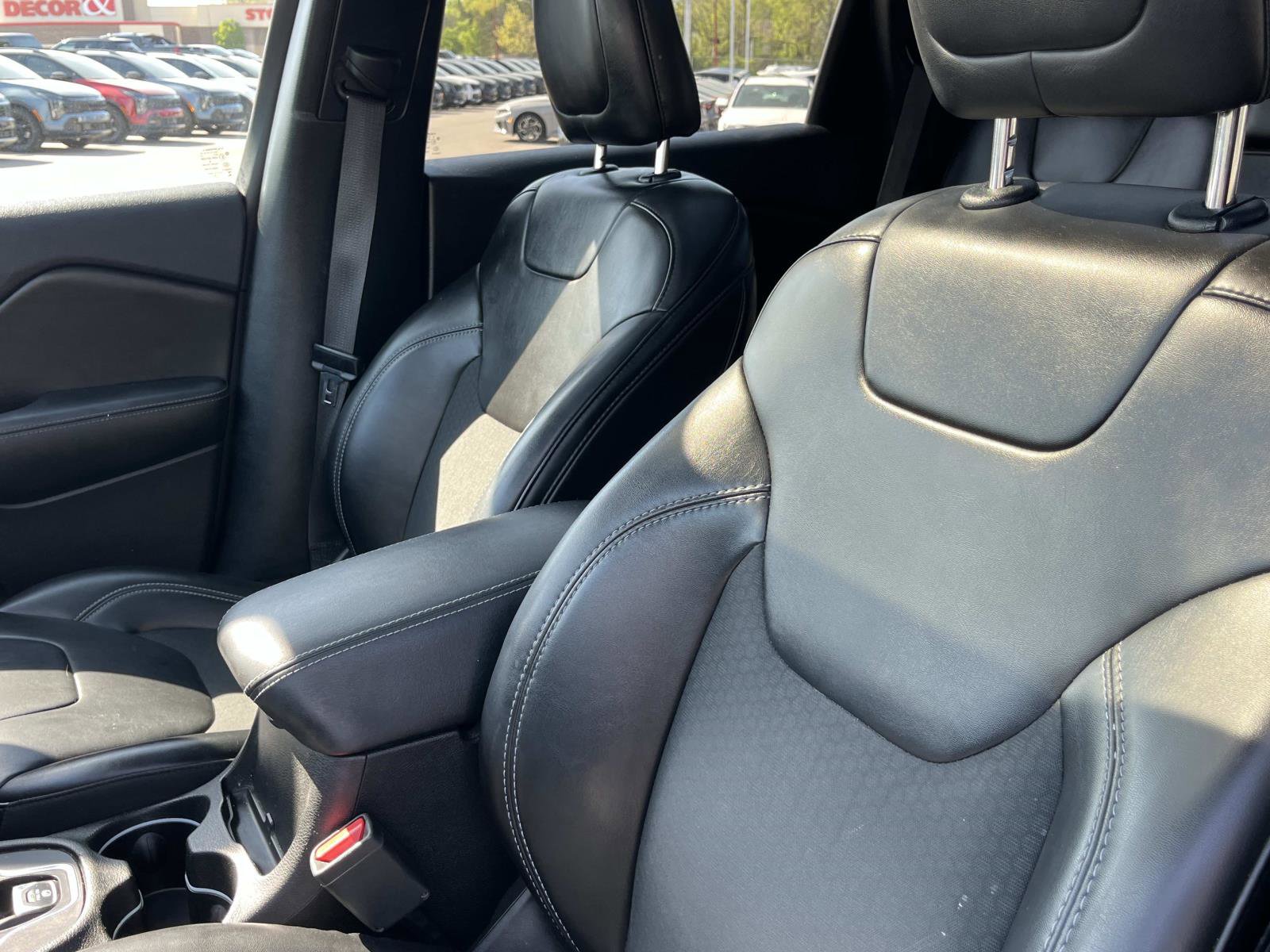 Used 2019 Jeep Cherokee Latitude Plus w/ Comfort/Convenience Group image 29