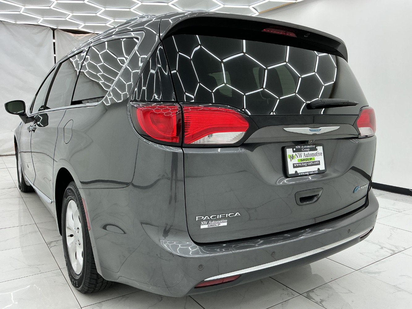 Used 2018 Chrysler Pacifica Touring-L FWD image 9