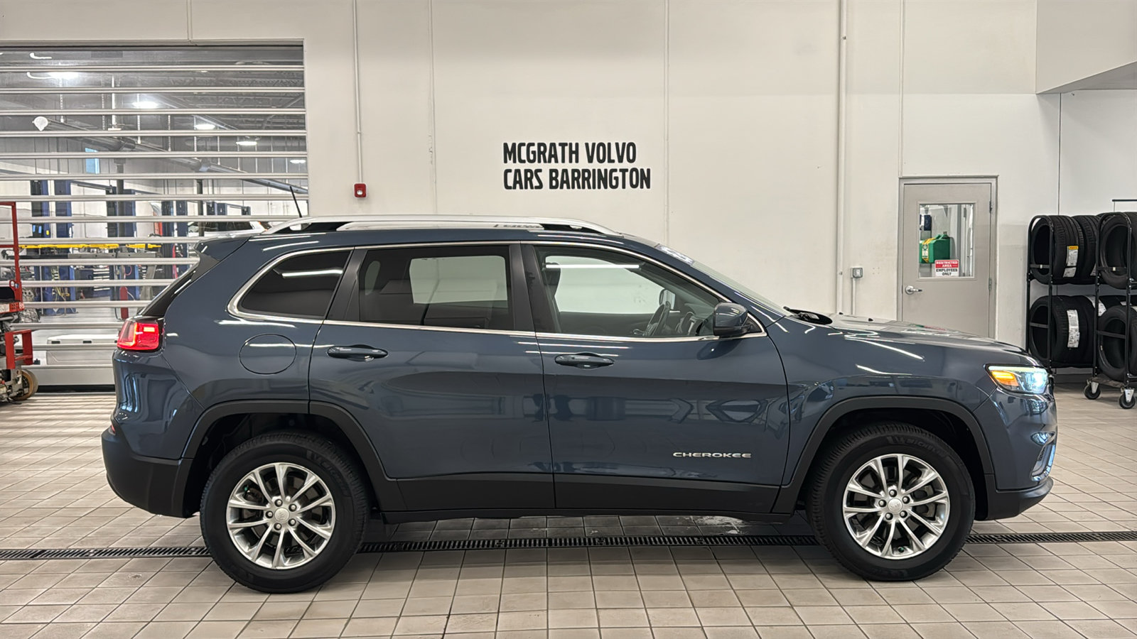 Used 2021 Jeep Cherokee Latitude Lux w/ Sun & Sound Group AWD/4WD image 4