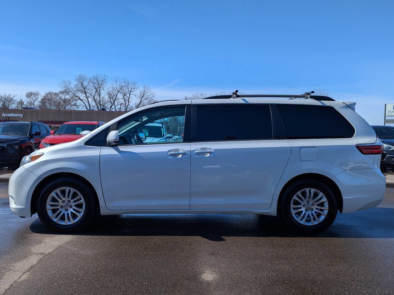 Used 2017 Toyota Sienna XLE image 8