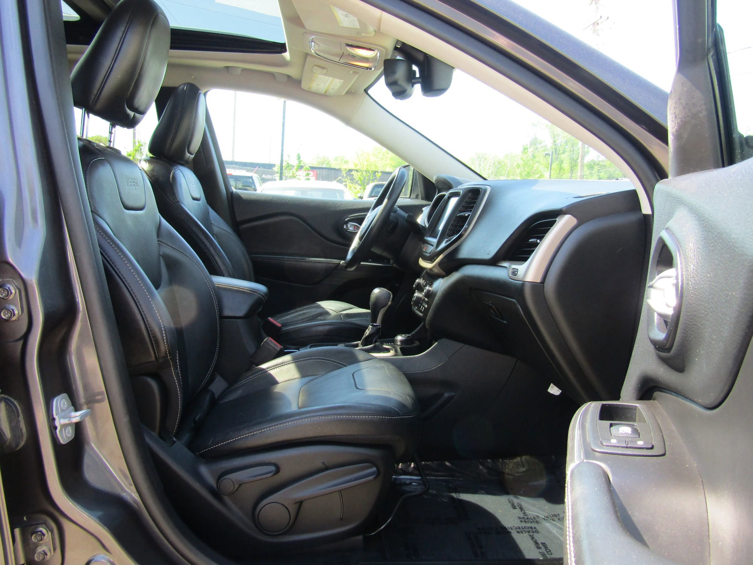 Used 2015 Jeep Cherokee Limited image 16