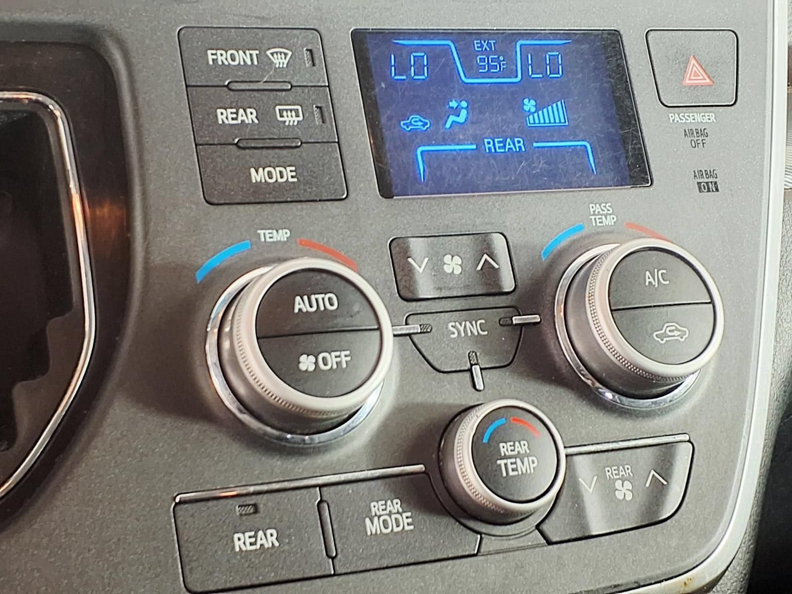 Used 2015 Toyota Sienna SE FWD image 19