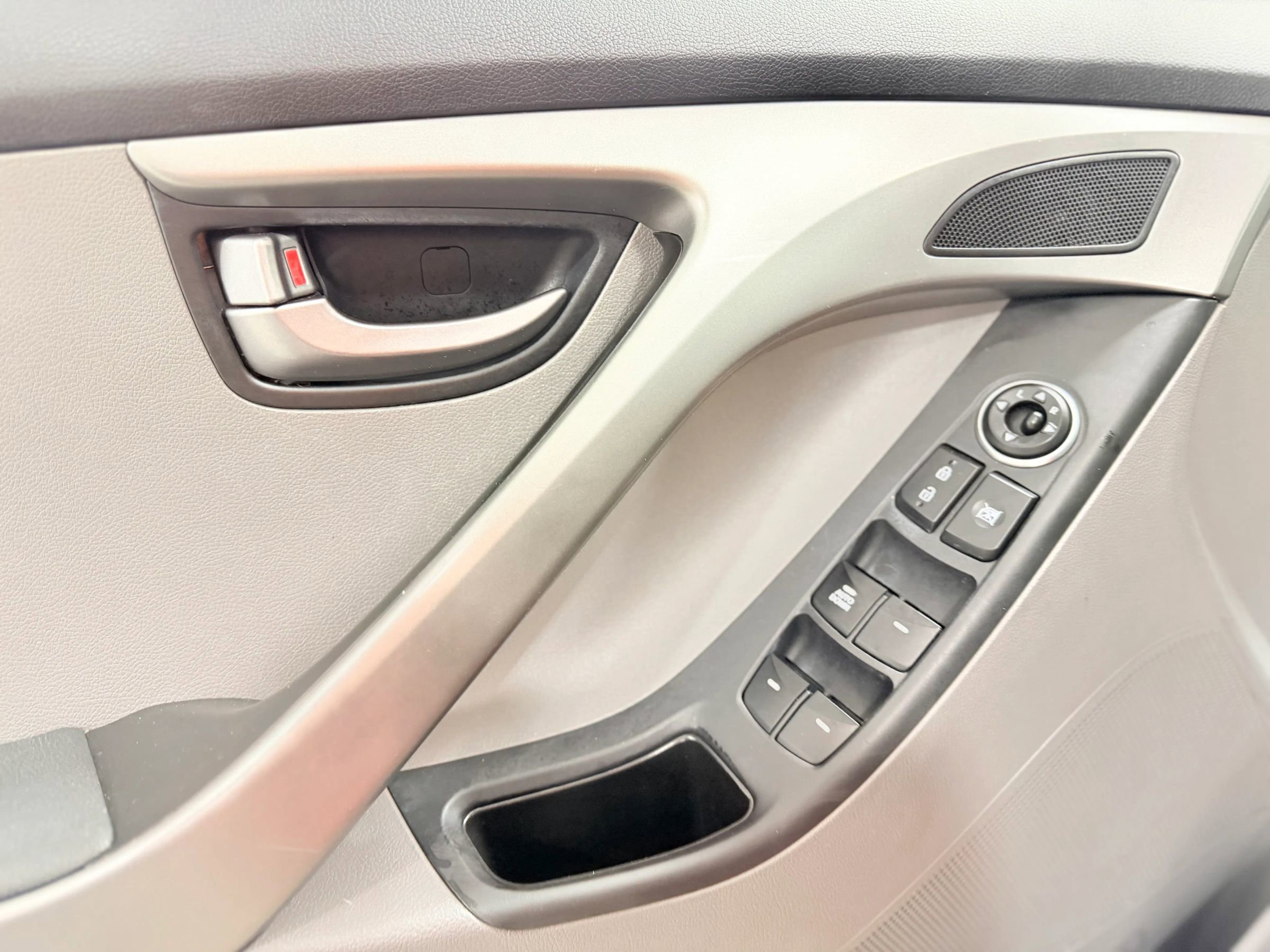 Used 2014 Hyundai Elantra SE image 12