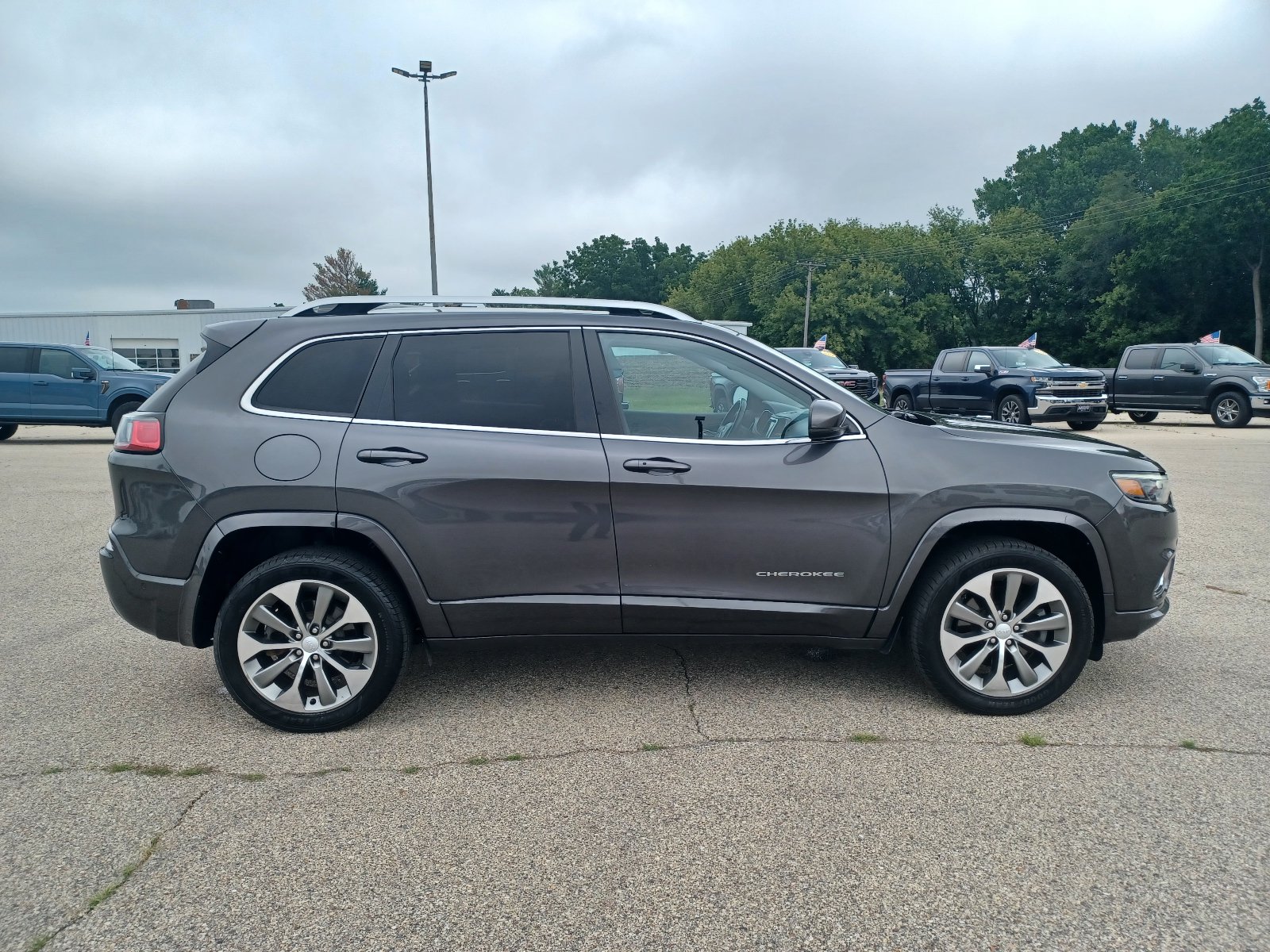 Used 2019 Jeep Cherokee Overland w/ Technology Group AWD/4WD image 6