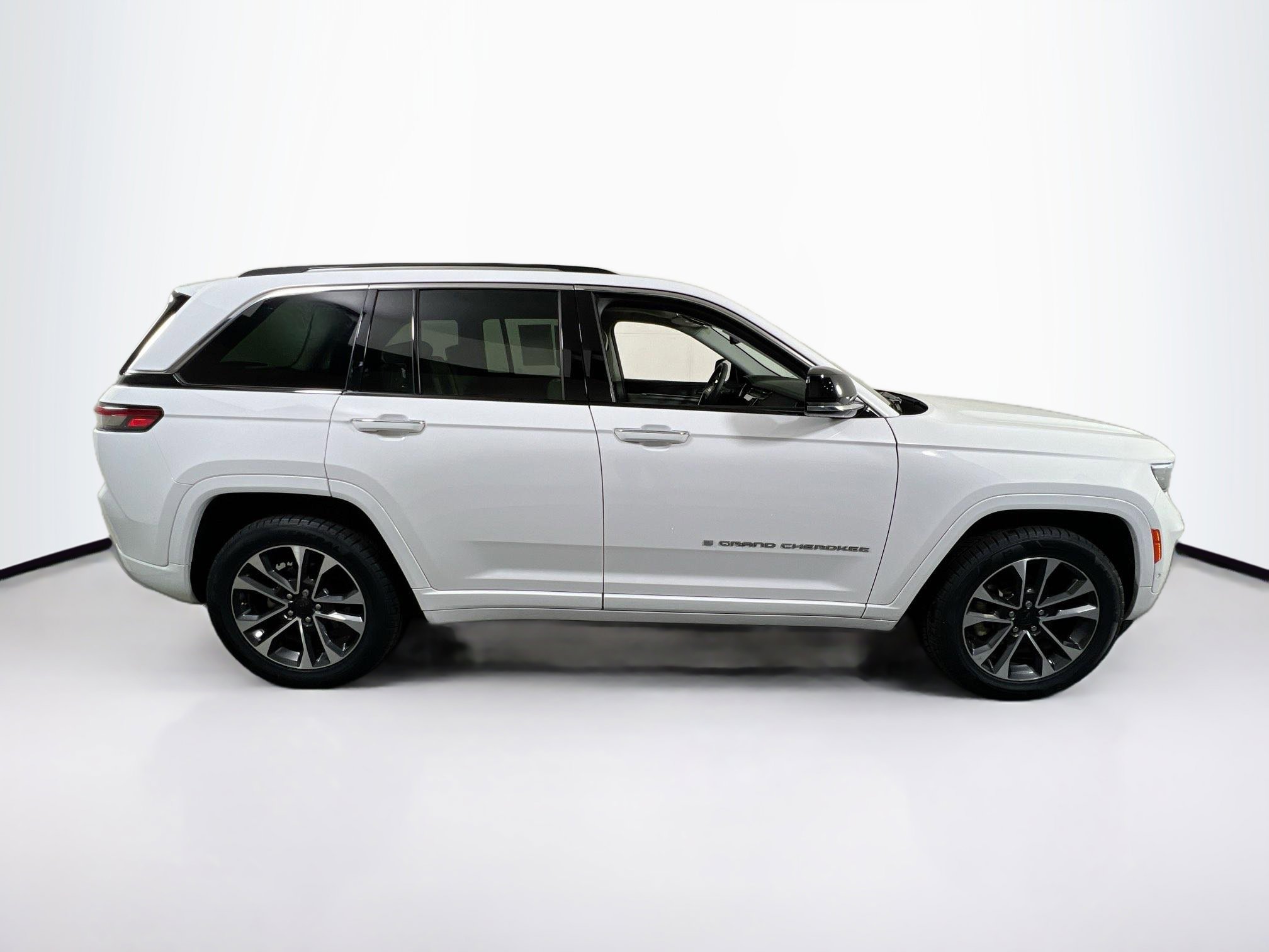 Used 2023 Jeep Grand Cherokee Overland image 4