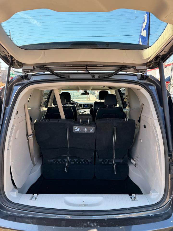 Used 2019 Chrysler Pacifica Touring-L image 20