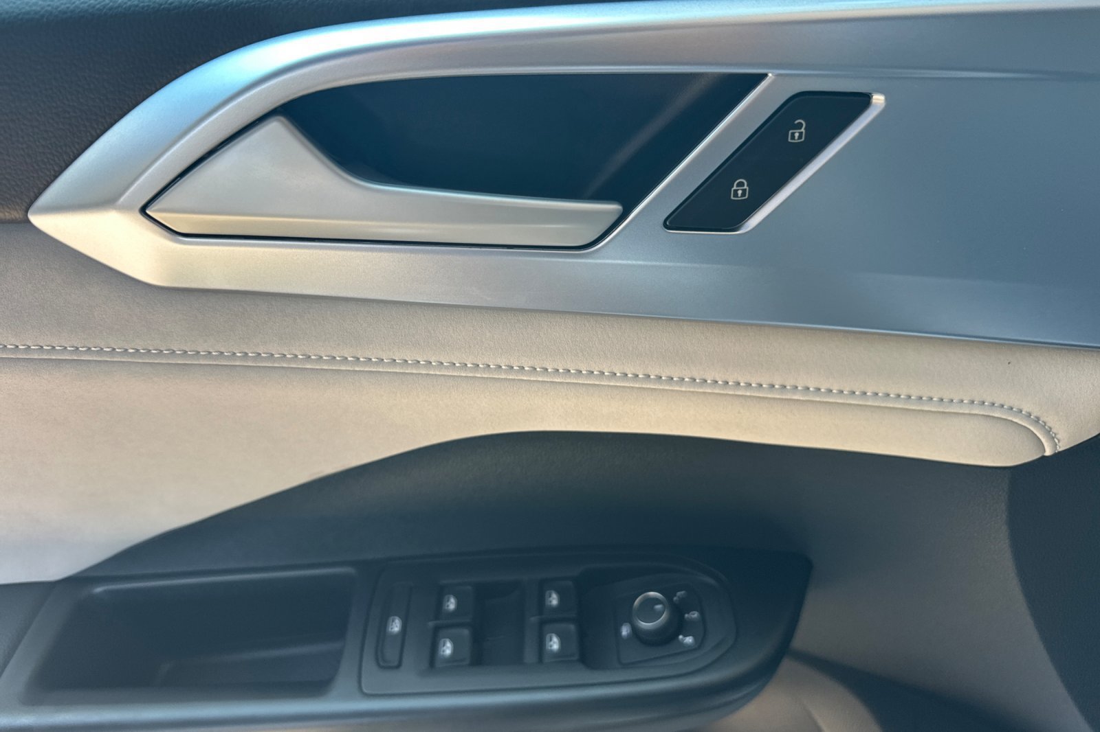 New 2027 Volkswagen Taos SE FWD image 9