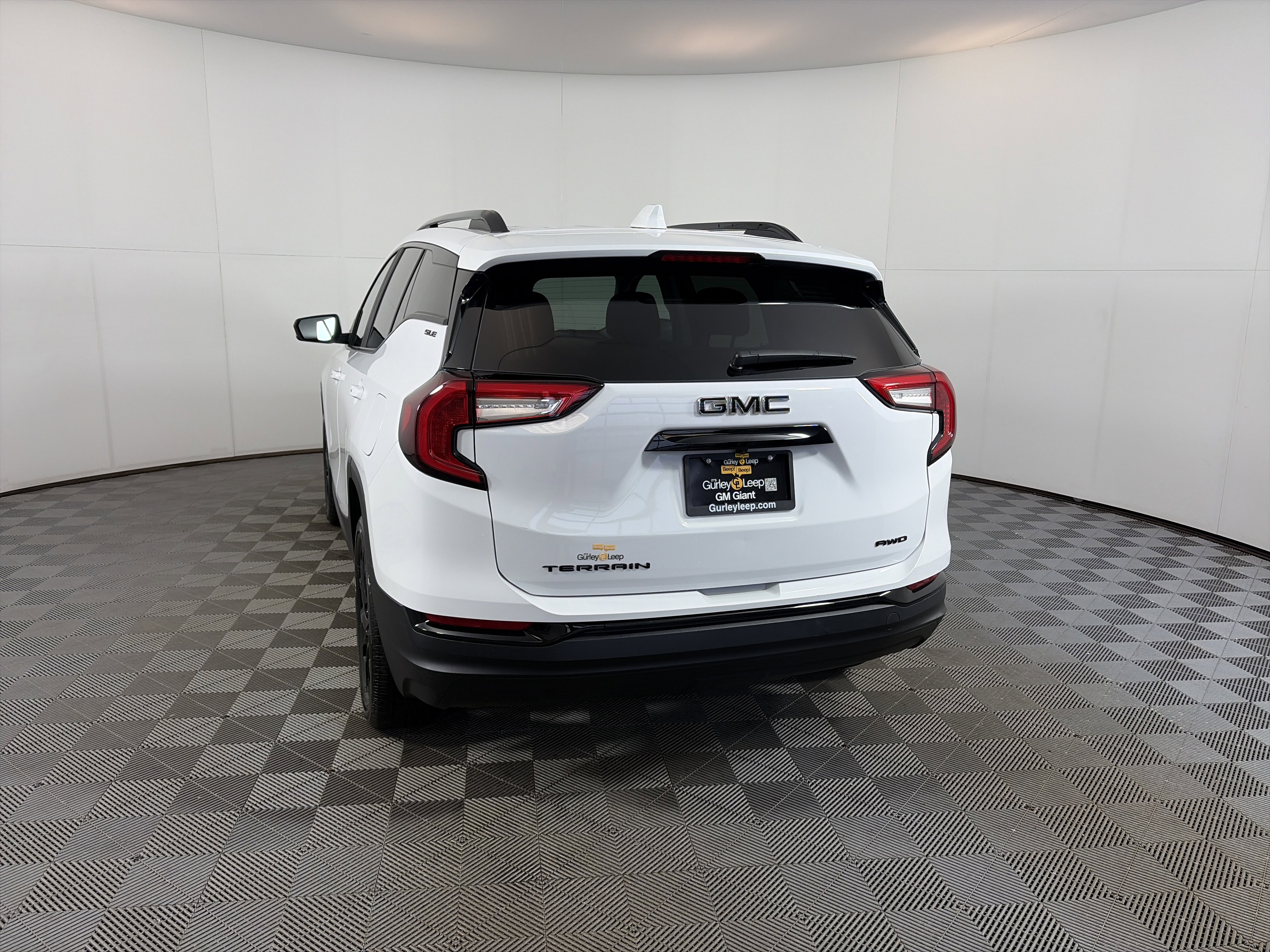 Used 2023 GMC Terrain SLE w/ Driver Convenience Package image 4