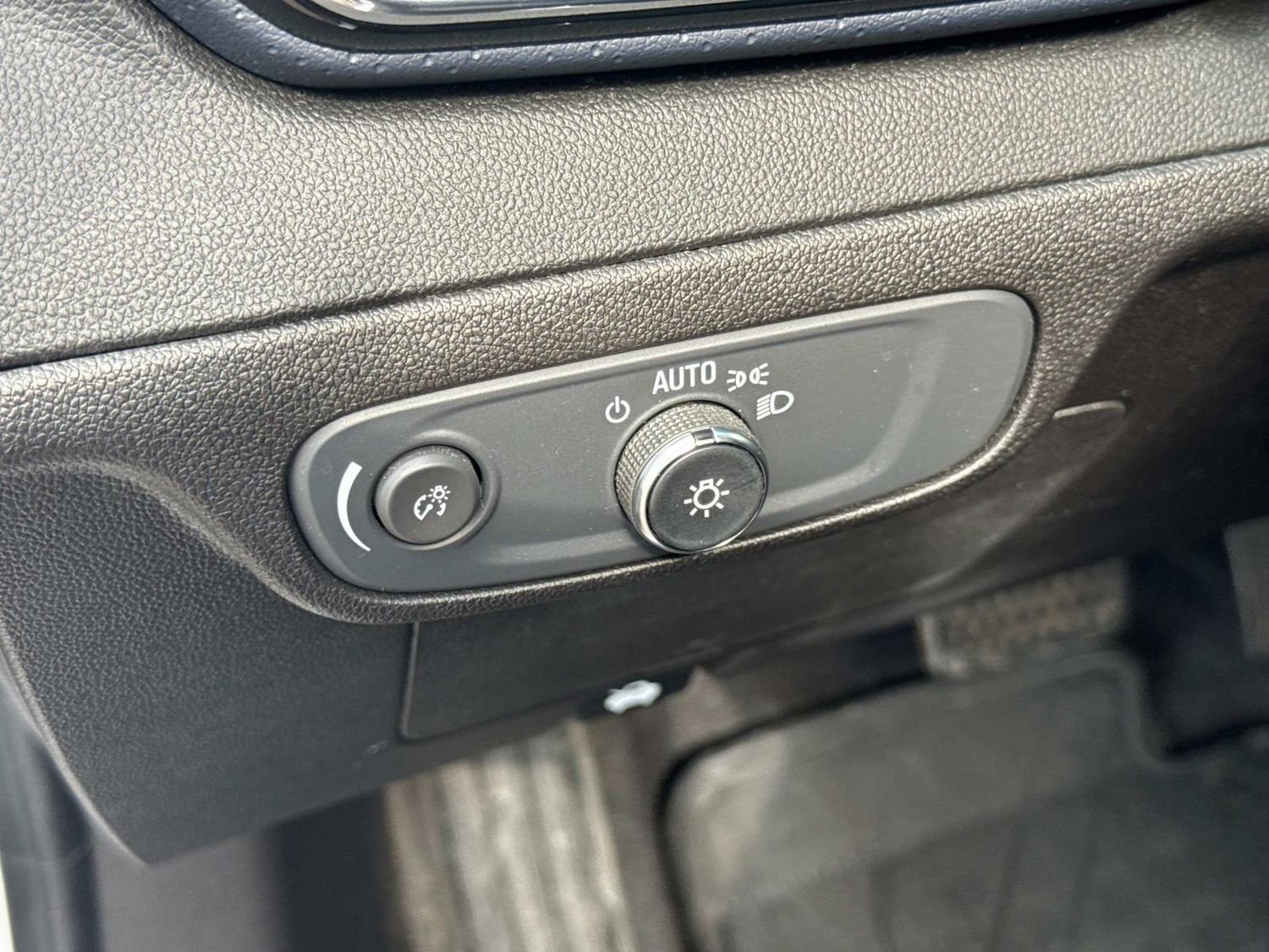 Used 2022 Chevrolet Bolt EUV Premier w/ Sun & Sound Package image 16