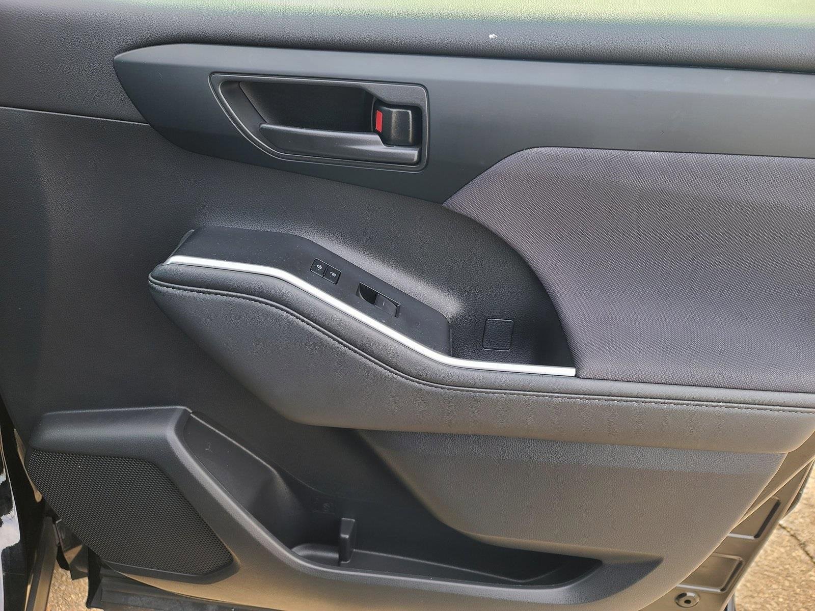 Used 2024 Toyota Highlander LE image 22