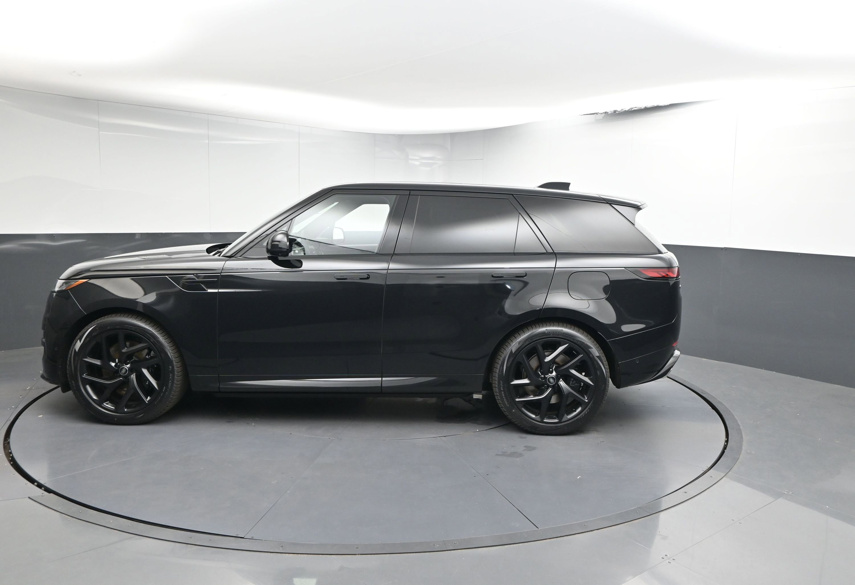 New 2025 Land Rover Range Rover Sport Dynamic SE image 2