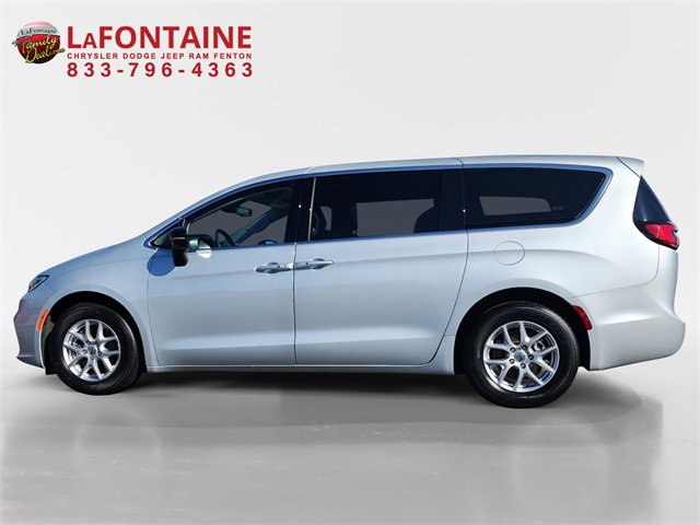 Used 2024 Chrysler Pacifica Touring-L image 4