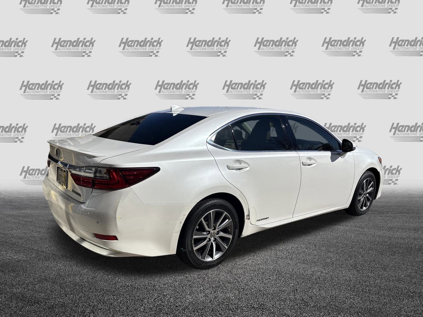 Used 2016 Lexus ES 300h w/ Luxury Package w/Wood Trim image 10