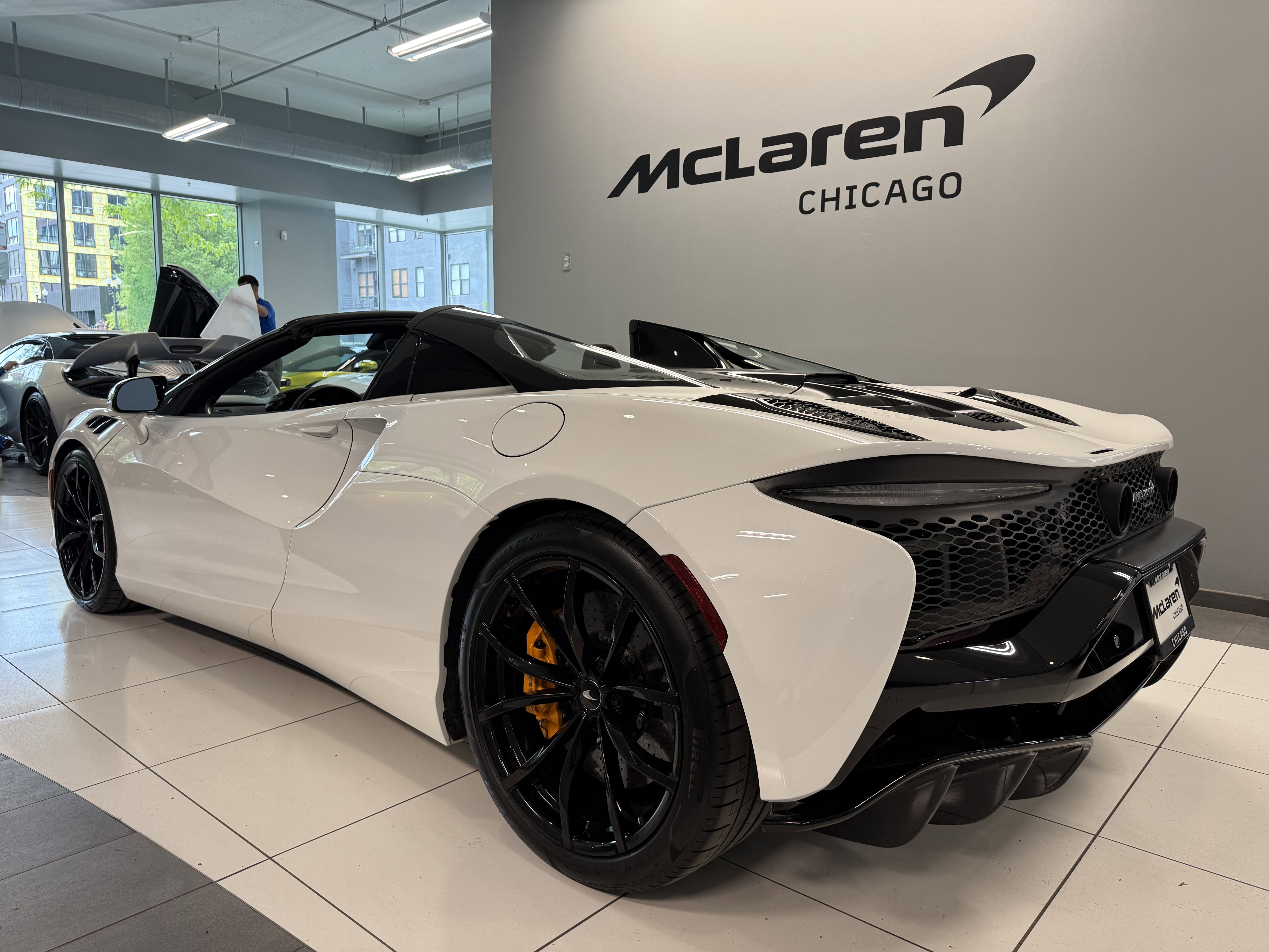 Used 2025 McLaren Artura Spider RWD image 4