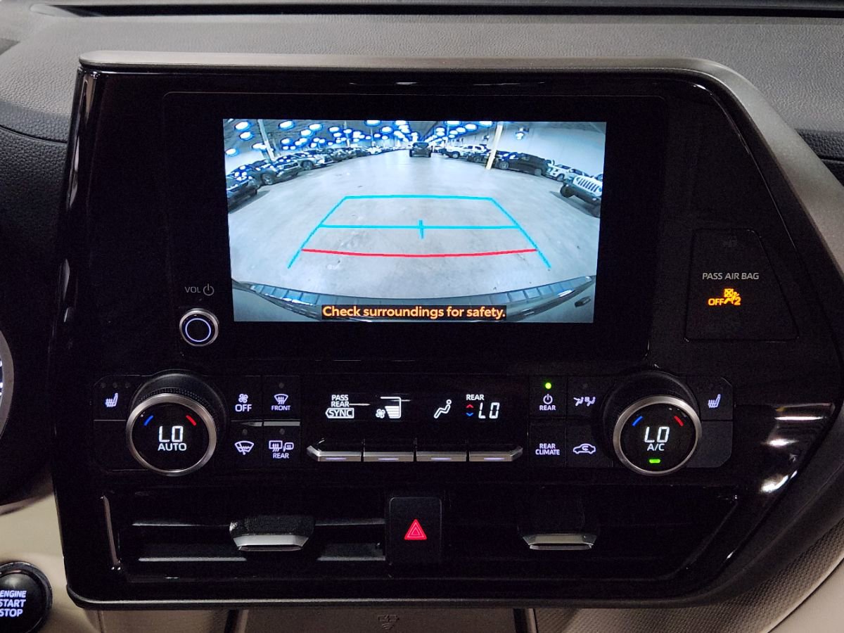 Used 2023 Toyota Highlander XLE FWD image 39