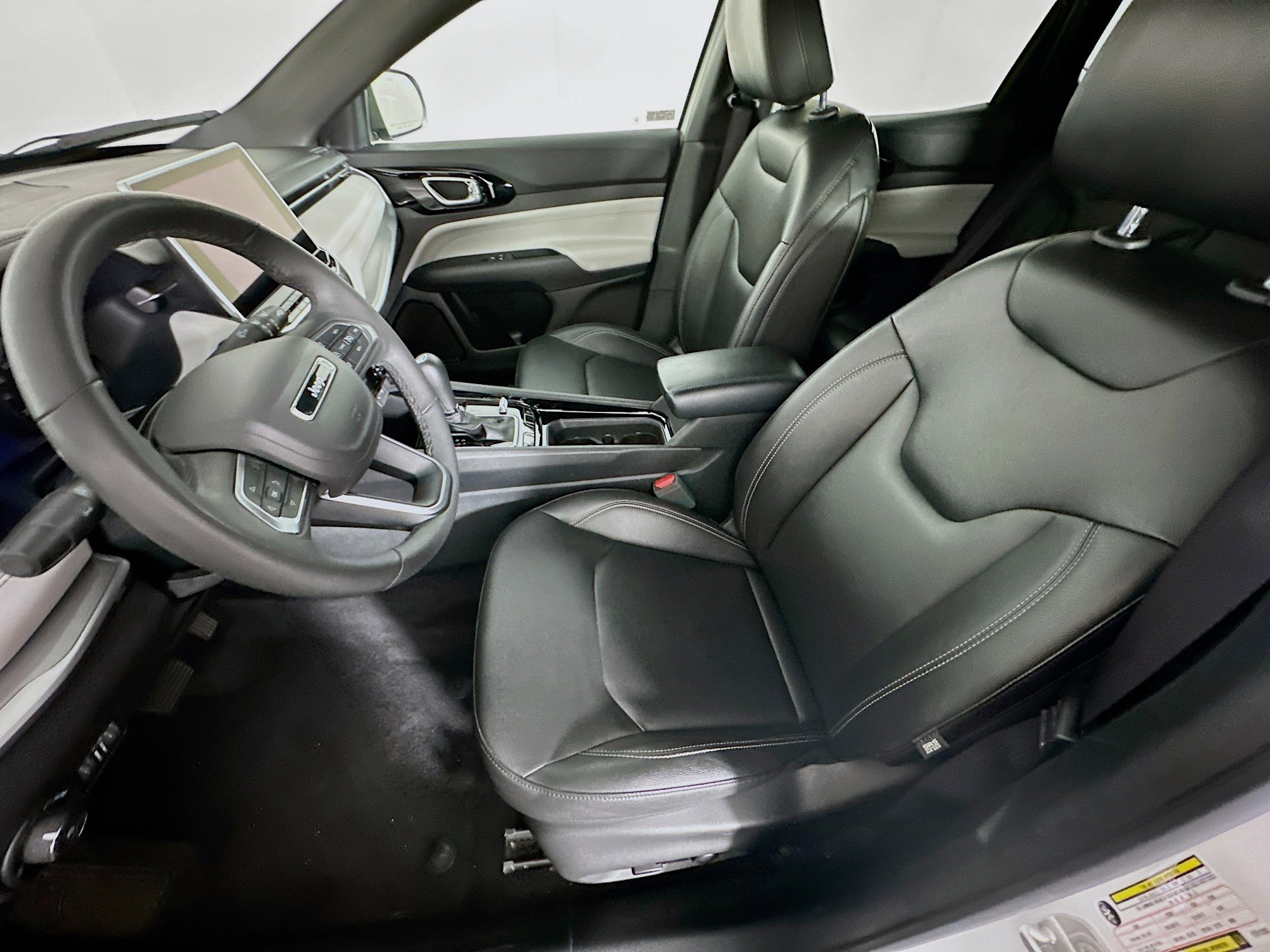 Used 2025 Jeep Compass Limited image 13