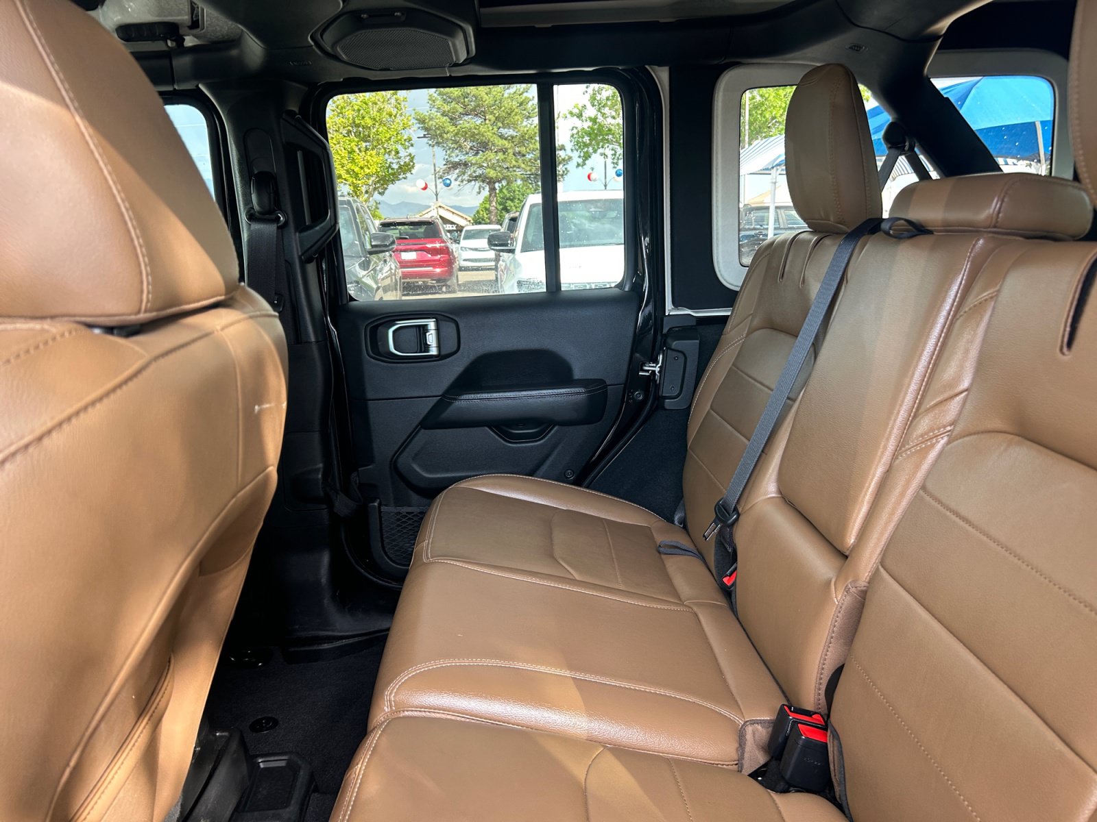 Used 2023 Jeep Wrangler Unlimited Sahara w/ Cold Weather Group AWD/4WD image 17