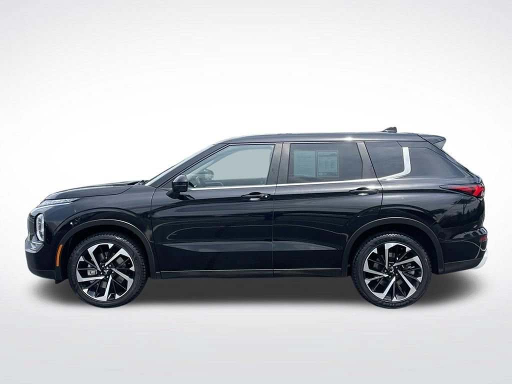 Used 2023 Mitsubishi Outlander SE FWD image 2