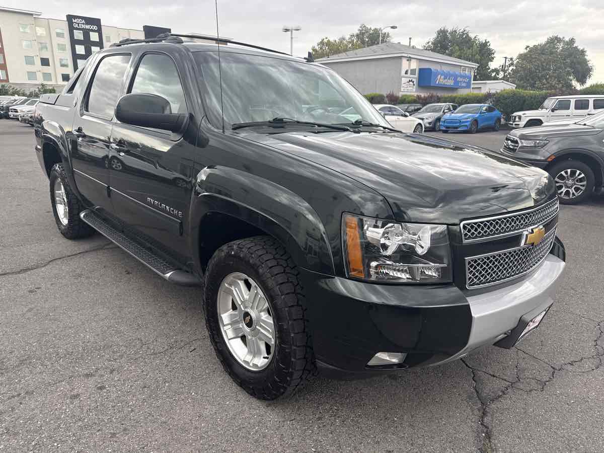 Used 2013 Chevrolet Avalanche LT w/ Suspension Package, Off-Road AWD/4WD image 4