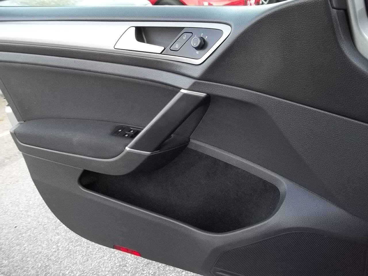 Used 2016 Volkswagen Golf S image 13