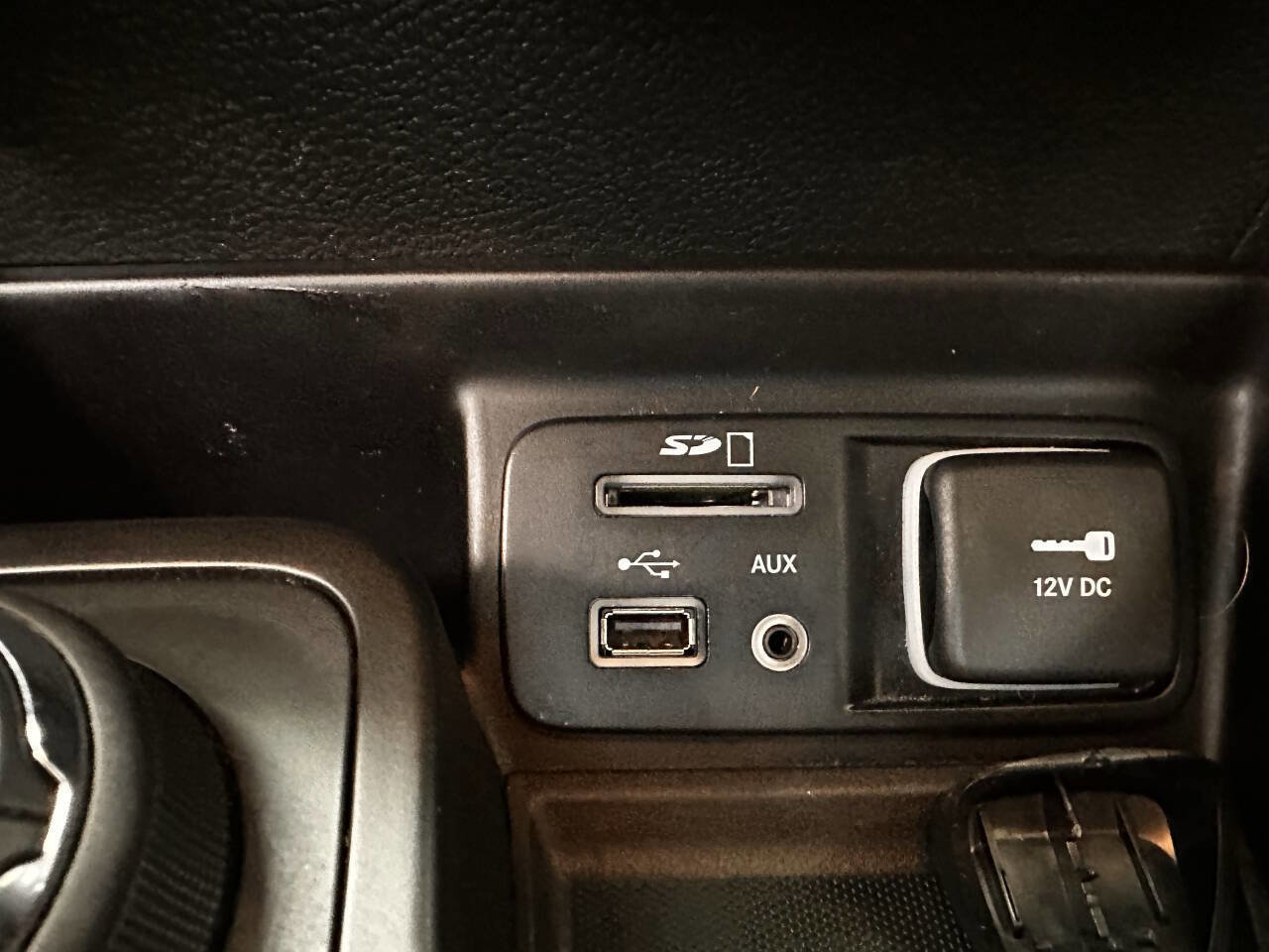 Used 2015 Jeep Cherokee Latitude w/ Comfort/Convenience Group image 16