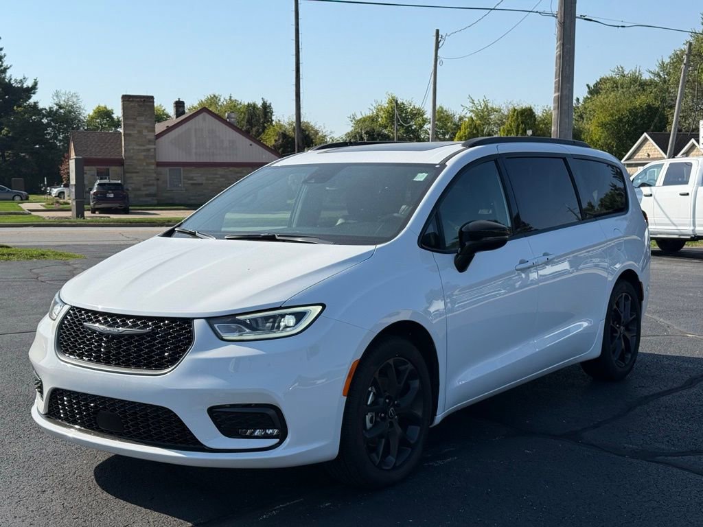 New 2025 Chrysler Pacifica Limited image 3